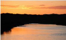 刈穂蔵裏手の雄物川の夕景